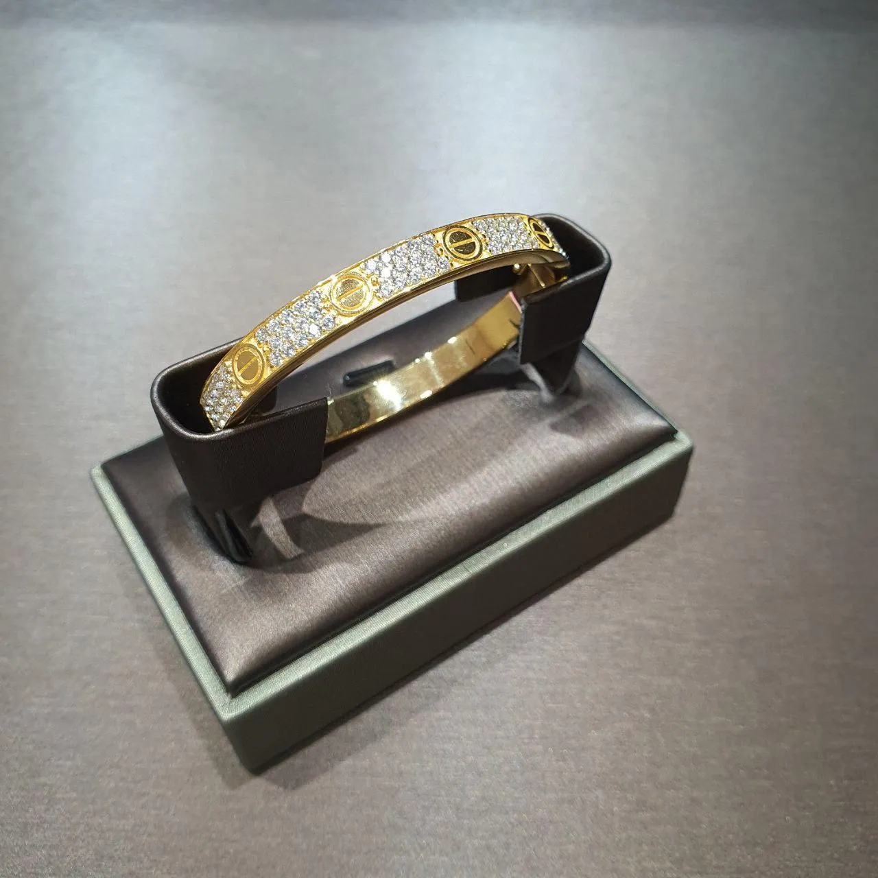 22k / 916 Gold C design Crystal Solid Bangle