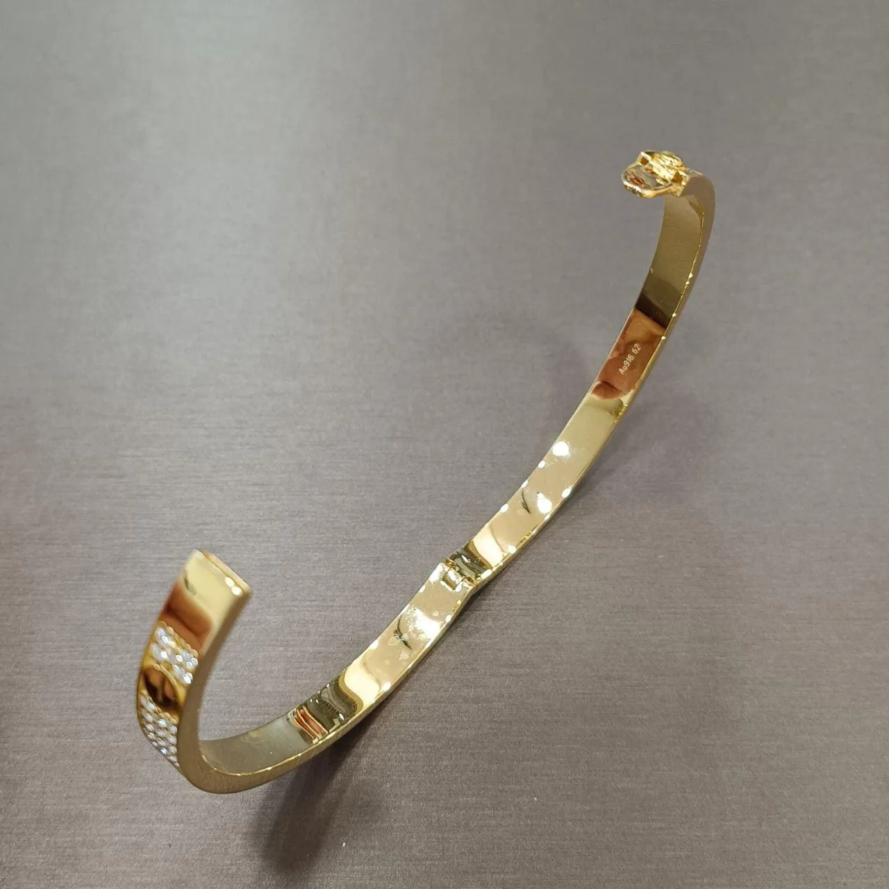 22k / 916 Gold C design Crystal Solid Bangle