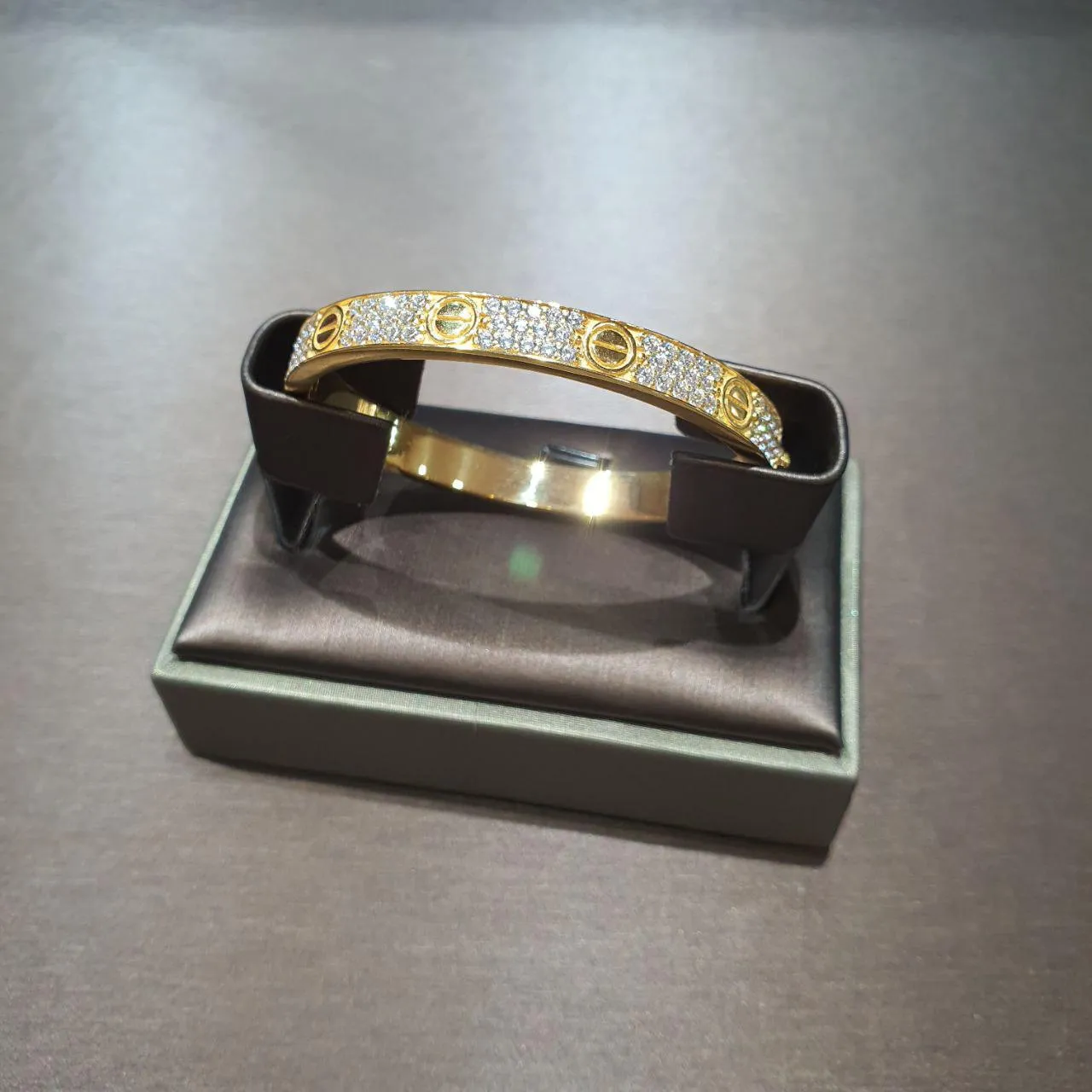 22k / 916 Gold C design Crystal Solid Bangle