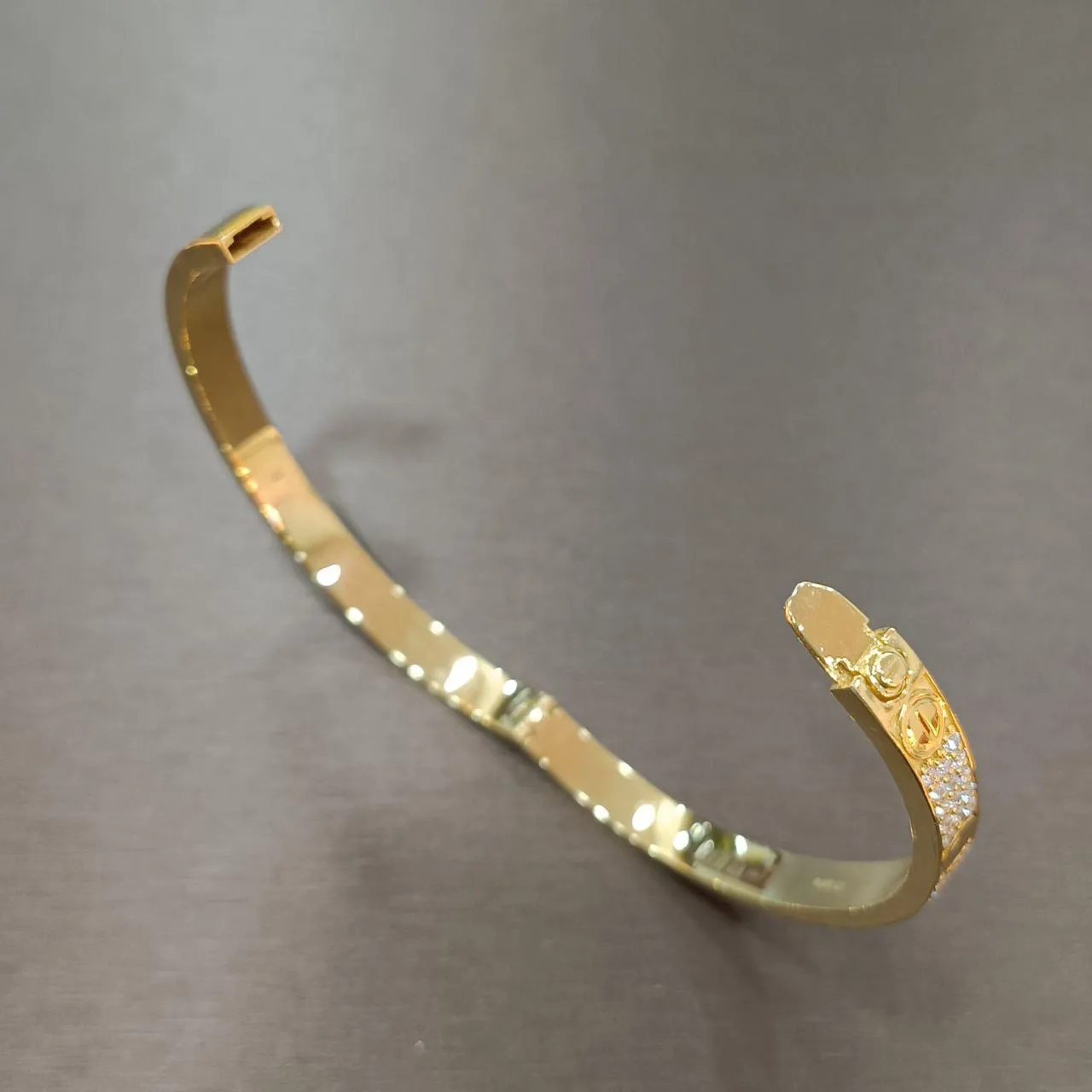 22k / 916 Gold C design Crystal Solid Bangle