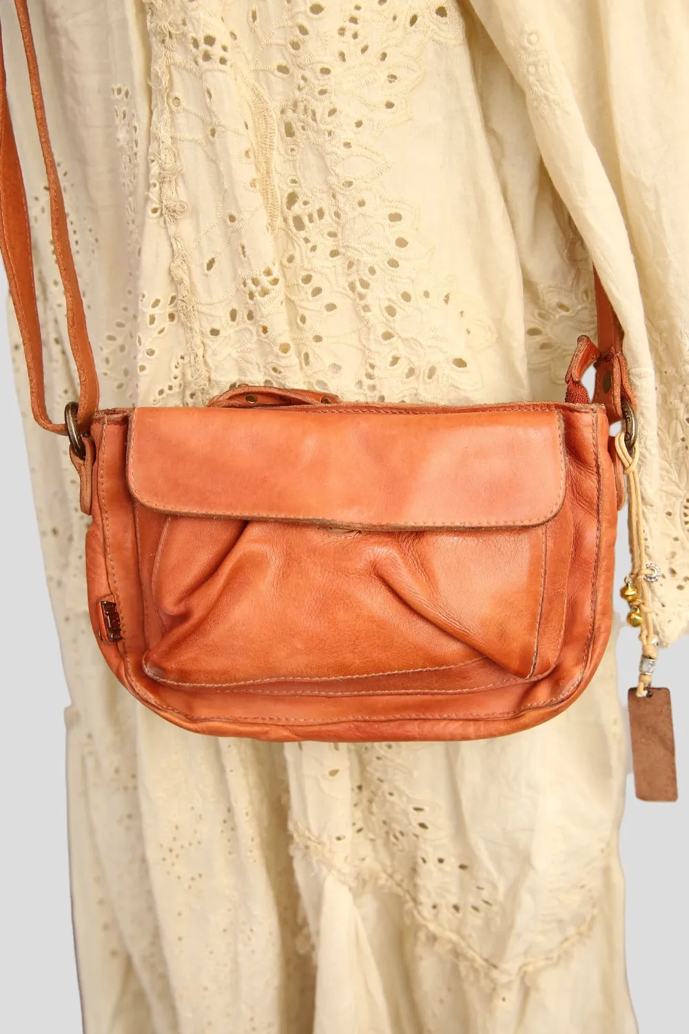 ART N' VINTAGE PRESLEY TAB CROSSBODY  LEATHER BAG TAN